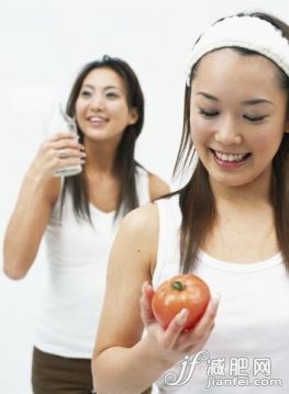 健康生活方式,健康保健,營養(yǎng)品,飲食,健康食物_200328227-004_Two young women with bottle and tomato, smiling_創(chuàng)意圖片_Getty Images China