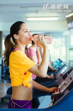 人,活動,飲料,生活方式,技術(shù)_478812638_Young Woman on treadmill drinking water._創(chuàng)意圖片_Getty Images China 人,活動,飲料,生活方式,技術(shù)_478812638_Young Woman on treadmill drinking water._創(chuàng)意圖片_Getty Images China