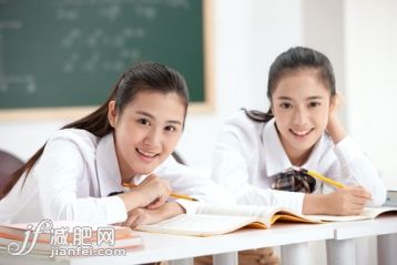 教育,學習,休閑,鉛筆,學生_278e40133_兩個中學生在教室里學習_創(chuàng)意圖片_Getty Images China