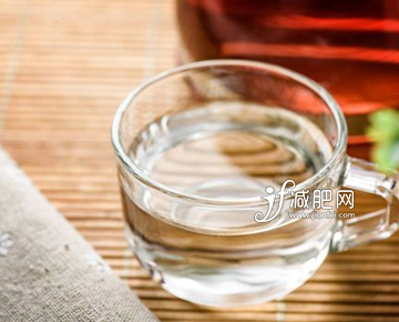 喝足量的水加速體內(nèi)毒素排出