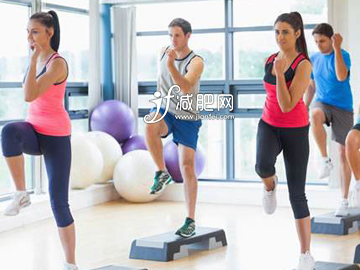 大腿內(nèi)側(cè)贅肉如何減 每天3組高抬腿讓你遠(yuǎn)離小粗腿 大腿內(nèi)側(cè)贅肉如何減 每天3組高抬腿讓你遠(yuǎn)離小粗腿