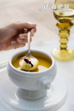主題,飲食,概念,健康食物,圖像_sb10065492m-001_Woman drinking soup in tureen, close-up_創(chuàng)意圖片_Getty Images China