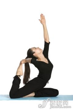 攝影,構(gòu)圖,室內(nèi),亞洲人,人_ec8b49c94_年輕女子做瑜伽_創(chuàng)意圖片_Getty Images China