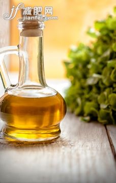 廚房,飲料,食品,桌子,瓶子_480297812_bottle of olive oil_創(chuàng)意圖片_Getty Images China