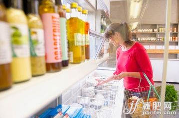 人,飲食,人造物,零售,室內_565880751_Caucasian woman shopping in grocery store_創(chuàng)意圖片_Getty Images China