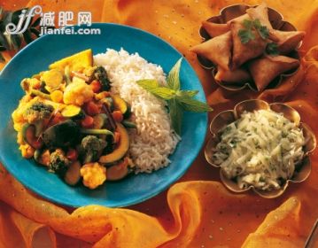 食品,餐具,室內(nèi),盤子,正餐宴會_143060824_Malay cooking: vegetable curry made with cauliflower, courgettes, carrots, broccoli, gemsquash served with long grain white rice_創(chuàng)意圖片_Getty Images China 食品,餐具,室內(nèi),盤子,正餐宴會_143060824_Malay cooking: vegetable curry made with cauliflower, courgettes, carrots, broccoli, gemsquash served with long grain white rice_創(chuàng)意圖片_Getty Images China