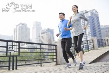 鍛煉,運動,跑,快樂,健康生活方式_87a8684eb_中年夫婦在公園跑步健身_創(chuàng)意圖片_Getty Images China
