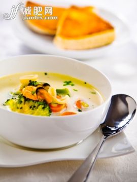 食品,海產(chǎn),碗,面包,奶油_149325061_Irish seafood chowder_創(chuàng)意圖片_Getty Images China