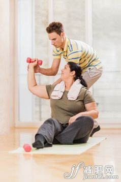 人,生活方式,室內(nèi),砝碼,白人_475445740_Personal trainer assisting woman with weightlifting._創(chuàng)意圖片_Getty Images China