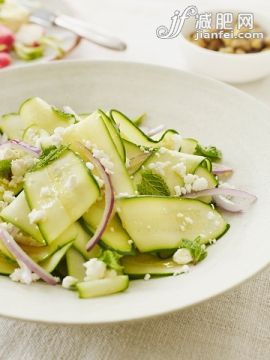 沙拉,夏天,胡瓜,素食,攝影_563737219_Zucchini Feta Salad_創(chuàng)意圖片_Getty Images China