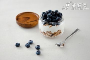 組物體,室內(nèi),影棚拍攝,概念,食品_gic11130151_a glass jar of yogurt with blueberries on the top_創(chuàng)意圖片_Getty Images China