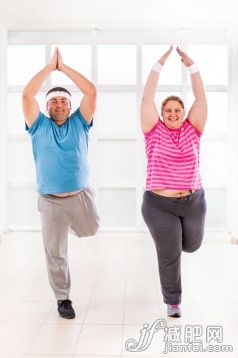 人,運動,室內(nèi),白人,肥胖_476559304_Happy couple balancing on one leg and looking at camera._創(chuàng)意圖片_Getty Images China