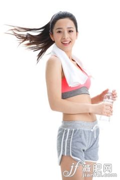 運(yùn)動(dòng),水,鍛煉,飲料,時(shí)尚_0e139e445_青年女人健身運(yùn)動(dòng)_創(chuàng)意圖片_Getty Images China