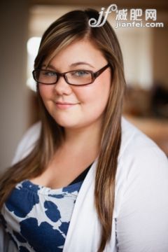 人,室內,眼鏡,直發(fā),長發(fā)_129907294_Teen girl wearing glasses, portrait_創(chuàng)意圖片_Getty Images China