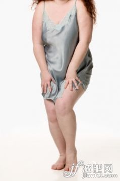 攝影,白色,白色背景,害羞,室內(nèi)_200402973-001_Young woman wearing slip, low section_創(chuàng)意圖片_Getty Images China