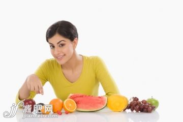 橙色,人,飲食,休閑裝,食品_140667219_Portrait of a woman with a row of assorted fresh fruits_創(chuàng)意圖片_Getty Images China