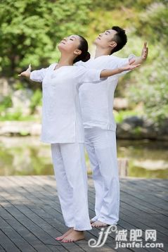 瑜伽,張開手臂,雙人瑜伽,表現(xiàn)積極,健康生活方式_fbae3fc65_練瑜伽的年輕男女_創(chuàng)意圖片_Getty Images China