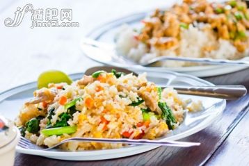 羅勒,早餐,螃蟹,晚餐,雞蛋_gic13498298_Thai style Fried rice with crab on dish,_創(chuàng)意圖片_Getty Images China