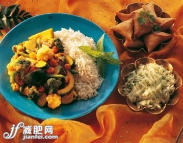 食品,餐具,室內(nèi),盤子,正餐宴會_143060824_Malay cooking: vegetable curry made with cauliflower, courgettes, carrots, broccoli, gemsquash served with long grain white rice_創(chuàng)意圖片_Getty Images China