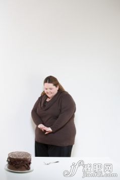 人,家具,桌子,甜食,影棚拍攝_82110040_Woman looking at chocolate cake_創(chuàng)意圖片_Getty Images China