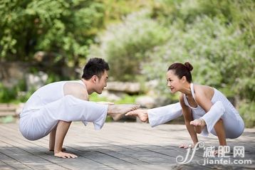 瑜伽,手壓式,伸展,雙人瑜伽,瑜珈班_501e072a5_年輕情侶做瑜伽_創(chuàng)意圖片_Getty Images China 瑜伽,手壓式,伸展,雙人瑜伽,瑜珈班_501e072a5_年輕情侶做瑜伽_創(chuàng)意圖片_Getty Images China