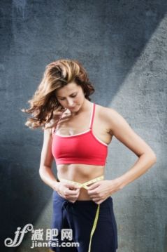 支票,人,社會問題,測量工具,影棚拍攝_86524486_Woman measuring waistline_創(chuàng)意圖片_Getty Images China 支票,人,社會問題,測量工具,影棚拍攝_86524486_Woman measuring waistline_創(chuàng)意圖片_Getty Images China