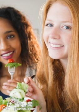 人,飲食,室內(nèi),20到24歲,沙拉_143382481_Friends eating salad together_創(chuàng)意圖片_Getty Images China
