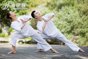 瑜伽,伸展,緊握雙手,伸展三角式,雙人瑜伽_78ffe3045_練瑜伽的年輕男女_創(chuàng)意圖片_Getty Images China