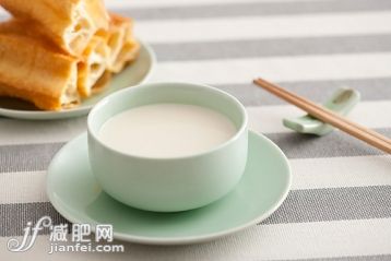 豆奶,熱飲,油條,脆,早餐_725f7a68a_豆?jié){油條_創(chuàng)意圖片_Getty Images China 豆奶,熱飲,油條,脆,早餐_725f7a68a_豆?jié){油條_創(chuàng)意圖片_Getty Images China