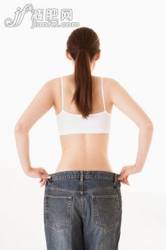 人,影棚拍攝,四分之三身長,室內(nèi),20到24歲_558965607_Young woman holding jeans with rear view,_創(chuàng)意圖片_Getty Images China 人,影棚拍攝,四分之三身長,室內(nèi),20到24歲_558965607_Young woman holding jeans with rear view,_創(chuàng)意圖片_Getty Images China