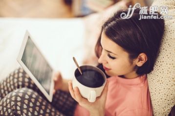 住宅內(nèi)部,床,二件式睡衣,技術(shù),室內(nèi)_529967975_Morning coffee_創(chuàng)意圖片_Getty Images China