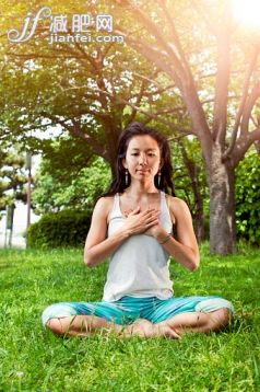 太陽,人,活動,城市,生活方式_478479854_Young asian woman practicing yoga in Tokyo park._創(chuàng)意圖片_Getty Images China