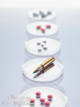 藥,皮氏培養(yǎng)皿,工業(yè),研究,科學_158652261_Bullet and pills in petri dishes in lab_創(chuàng)意圖片_Getty Images China