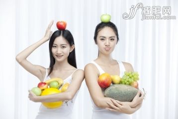 長(zhǎng)發(fā),黑發(fā),美女,微笑,白領(lǐng)_b58a5b88a_兩個(gè)抱著水果的亞洲青年女性_創(chuàng)意圖片_Getty Images China