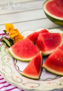 紅色,水果,瓜,西瓜,攝影_562544111_Cut watermelon on plate_創(chuàng)意圖片_Getty Images China