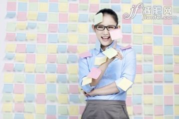 長發(fā),黑發(fā),美女,商務(wù)人士,全球商務(wù)_0a001bbb1_站在便利貼前身上貼滿便利貼的女士_創(chuàng)意圖片_Getty Images China 長發(fā),黑發(fā),美女,商務(wù)人士,全球商務(wù)_0a001bbb1_站在便利貼前身上貼滿便利貼的女士_創(chuàng)意圖片_Getty Images China