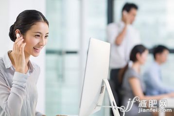 女商人,計算機,藍牙,耳麥,視頻會議_d4c9c6403_年輕商務(wù)女士戴著藍牙耳機工作_創(chuàng)意圖片_Getty Images China