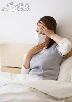 人,床,影棚拍攝,室內(nèi),住宅房間_150667590_Woman wearing mask in bed_創(chuàng)意圖片_Getty Images China