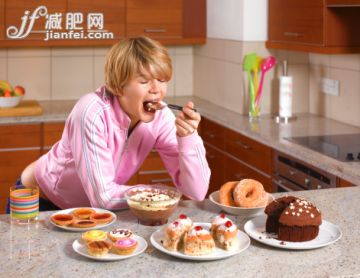 廚房,人,休閑裝,甜食,室內(nèi)_136997843_Bulimic binge eating_創(chuàng)意圖片_Getty Images China