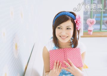 人,衣服,建筑結(jié)構(gòu),家具,沙發(fā)_122650592_A woman reading a book_創(chuàng)意圖片_Getty Images China