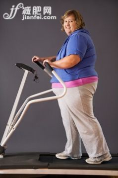 人,衣服,運動,影棚拍攝,室內_84184407_Woman Exersizing on Tredmill_創(chuàng)意圖片_Getty Images China