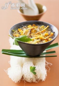 飲食,影棚拍攝,碗,面條,湯_152832806_Bowl of noodle soup with sweetcorn and shiitake mushrooms_創(chuàng)意圖片_Getty Images China