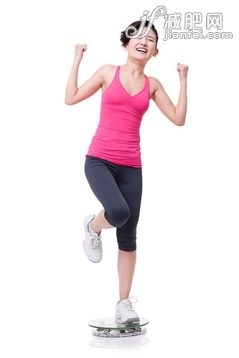 秤,歡呼,振臂高呼,測量,人_8cc486203_年輕女子慶祝減肥成功_創(chuàng)意圖片_Getty Images China