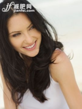 人,戶外,快樂,長發(fā),微笑_82126882_Close up of woman with long hair_創(chuàng)意圖片_Getty Images China