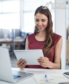 人,工作場所,溝通,商務(wù),技術(shù)_480314728_Connected to the business world_創(chuàng)意圖片_Getty Images China