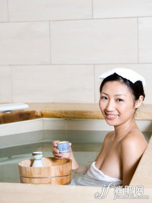 壞習(xí)慣二：喜歡用很熱的水洗澡