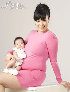 鐘麗緹攜女拍大片 展現(xiàn)少女纖瘦身姿