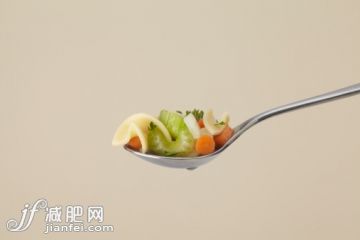 飲食,食品,影棚拍攝,湯匙,面條_160636305_Vegetable Noodle Soup_創(chuàng)意圖片_Getty Images China