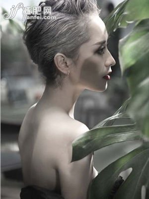 海清《男人裝》寫(xiě)真顛覆形象秀美背