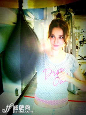 名模瑞莎的運(yùn)動(dòng)減肥經(jīng) 輕松塑造緊致好身材